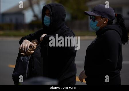 Chelsea, Massachusetts, USA. April 2020. Chelsea, Massachusetts, ist der am stärksten betroffenen Bereich des Staates während COVID-19, Corona Virus. Eine überwiegend lateinamerikanische Gemeinschaft, die sich den Luxus sozialer Distanz nicht leisten kann. Die Stadt hat eine Bevölkerung von 40,000 Menschen in einem 2 Quadratmeilen Radius. 80% der Bevölkerung gelten als wichtige Arbeitskräfte, wie Supermarktmitarbeiter, Transitmitarbeiter usw. das Chelsea-Schulsystem verteilt täglich Frühstück und Mittagessen an Bedürftige. Kredit: Allison Dinner/ZUMA Wire/Alamy Live News Stockfoto