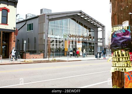 Denver, Colorado - 15. April 2020: Ruhige Straßen in der Nähe von Shake Shack im Rino District während Covid-19 Aufenthalt zu Hause bestellen. River North Arts Distri Stockfoto