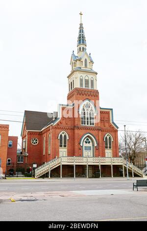 Denver, Colorado - 15. April 2020: Empy Street in der Nähe der katholischen Kirche Sacred Heart im Rino District während Covid-19 Aufenthalt zu Hause bestellen. Fluss Nr. Stockfoto