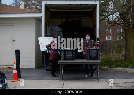 Chelsea, Massachusetts, USA. April 2020. Chelsea, Massachusetts, ist der am stärksten betroffenen Bereich des Staates während COVID-19, Corona Virus. Eine überwiegend lateinamerikanische Gemeinschaft, die sich den Luxus sozialer Distanz nicht leisten kann. Die Stadt hat eine Bevölkerung von 40,000 Menschen in einem 2 Quadratmeilen Radius. 80% der Bevölkerung gelten als wichtige Arbeitskräfte, wie Supermarktmitarbeiter, Transitmitarbeiter usw. das Chelsea-Schulsystem verteilt täglich Frühstück und Mittagessen an Bedürftige. Kredit: Allison Dinner/ZUMA Wire/Alamy Live News Stockfoto
