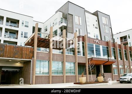 Denver, Colorado - 15. April 2020: Ruhige Straßen im Rino District, umgeben von modernen Eigentumswohnungen. River North Arts District Stockfoto