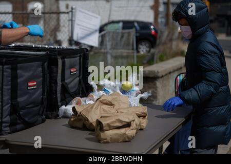 Chelsea, Massachusetts, USA. April 2020. Chelsea, Massachusetts, ist der am stärksten betroffenen Bereich des Staates während COVID-19, Corona Virus. Eine überwiegend lateinamerikanische Gemeinschaft, die sich den Luxus sozialer Distanz nicht leisten kann. Die Stadt hat eine Bevölkerung von 40,000 Menschen in einem 2 Quadratmeilen Radius. 80% der Bevölkerung gelten als wichtige Arbeitskräfte, wie Supermarktmitarbeiter, Transitmitarbeiter usw. das Chelsea-Schulsystem verteilt täglich Frühstück und Mittagessen an Bedürftige. Kredit: Allison Dinner/ZUMA Wire/Alamy Live News Stockfoto