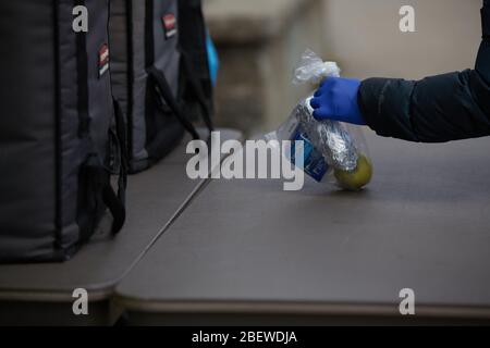 Chelsea, Massachusetts, USA. April 2020. Chelsea, Massachusetts, ist der am stärksten betroffenen Bereich des Staates während COVID-19, Corona Virus. Eine überwiegend lateinamerikanische Gemeinschaft, die sich den Luxus sozialer Distanz nicht leisten kann. Die Stadt hat eine Bevölkerung von 40,000 Menschen in einem 2 Quadratmeilen Radius. 80% der Bevölkerung gelten als wichtige Arbeitskräfte, wie Supermarktmitarbeiter, Transitmitarbeiter usw. das Chelsea-Schulsystem verteilt täglich Frühstück und Mittagessen an Bedürftige. Kredit: Allison Dinner/ZUMA Wire/Alamy Live News Stockfoto