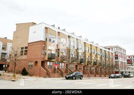 Denver, Colorado - 15. April 2020: Ruhige Straßen im Rino District, umgeben von modernen Eigentumswohnungen. River North Arts District Stockfoto