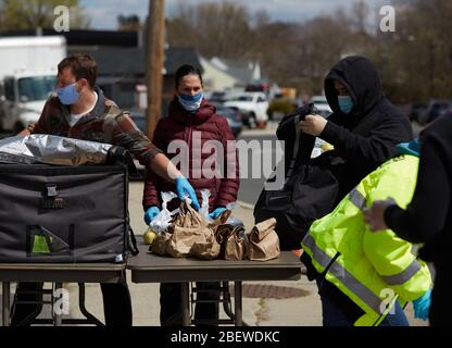 Chelsea, Massachusetts, USA. April 2020. Chelsea, Massachusetts, ist der am stärksten betroffenen Bereich des Staates während COVID-19, Corona Virus. Eine überwiegend lateinamerikanische Gemeinschaft, die sich den Luxus sozialer Distanz nicht leisten kann. Die Stadt hat eine Bevölkerung von 40,000 Menschen in einem 2 Quadratmeilen Radius. 80% der Bevölkerung gelten als wichtige Arbeitskräfte, wie Supermarktmitarbeiter, Transitmitarbeiter usw. das Chelsea-Schulsystem verteilt täglich Frühstück und Mittagessen an Bedürftige. Kredit: Allison Dinner/ZUMA Wire/Alamy Live News Stockfoto