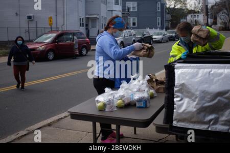 Chelsea, Massachusetts, USA. April 2020. Chelsea, Massachusetts, ist der am stärksten betroffenen Bereich des Staates während COVID-19, Corona Virus. Eine überwiegend lateinamerikanische Gemeinschaft, die sich den Luxus sozialer Distanz nicht leisten kann. Die Stadt hat eine Bevölkerung von 40,000 Menschen in einem 2 Quadratmeilen Radius. 80% der Bevölkerung gelten als wichtige Arbeitskräfte, wie Supermarktmitarbeiter, Transitmitarbeiter usw. das Chelsea-Schulsystem verteilt täglich Frühstück und Mittagessen an Bedürftige. Kredit: Allison Dinner/ZUMA Wire/Alamy Live News Stockfoto