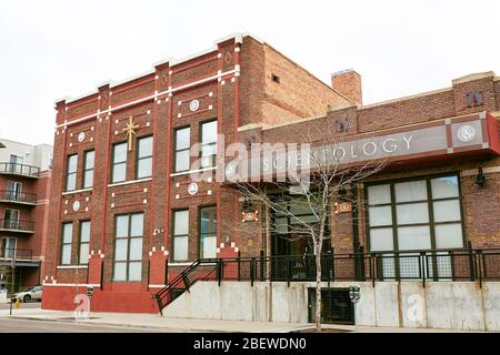 Denver, Colorado - 15. April 2020: Empy Street in der Nähe der Scientology Kirche im Rino District während Covid-19 Aufenthalt zu Hause bestellen. Kunst Am Fluss Nord Stockfoto