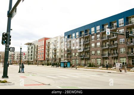 Denver, Colorado - 15. April 2020: Ruhige Straßen im Rino District, umgeben von modernen Eigentumswohnungen. River North Arts District Stockfoto