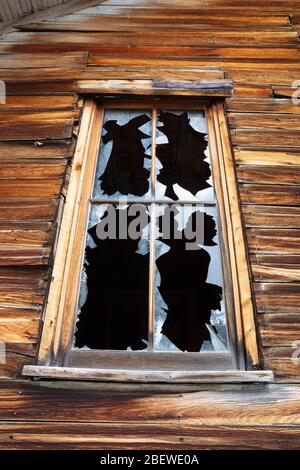 Zerbrochenes Fenster mit Glasscherben, Alta Geisterstadt, Colorado Stockfoto