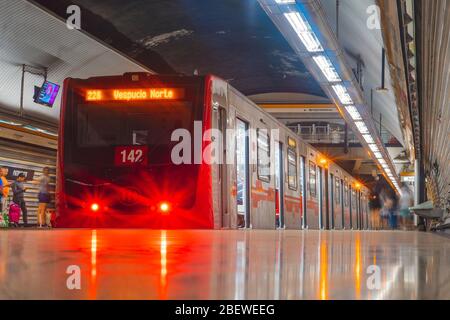 SANTIAGO, CHILE - FEBRUAR 2020: Ein Zug der Metro de Santiago in der Linie 2 Stockfoto