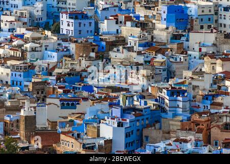 Blau und Weiß farbige Häuser und Gebäude in Chefchaouen Marokko Stockfoto