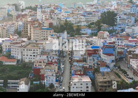 Blick von oben auf eine Straße in Chefchaouen Marokko Stockfoto