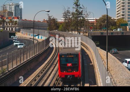 SANTIAGO, CHILE - FEBRUAR 2020: Ein Zug der Metro de Santiago in der Linie 2 Stockfoto