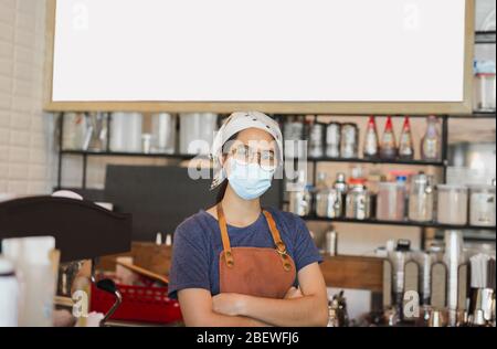 Asiatische Frauen tragen Schutzmaske im Café während covid-19 verhindern stehen. Stockfoto
