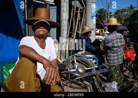 Brütete Burmesen in der Mittagssonne, Pathein, Myanmar Stockfoto