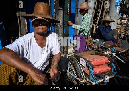 Brütete Burmesen in der Mittagssonne, Pathein, Myanmar Stockfoto