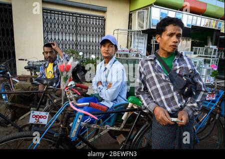 Trishaw Fahrer und ihre Fahrräder, Pathein, Myanmar Stockfoto