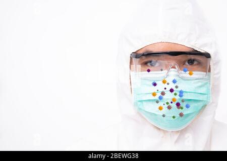 In schützendem PSA-Anzug mit Gesichtsmaske und Brille Stockfoto