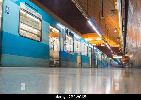 SANTIAGO, CHILE - FEBRUAR 2020: Ein Zug der Metro de Santiago in der Linie 2 Stockfoto