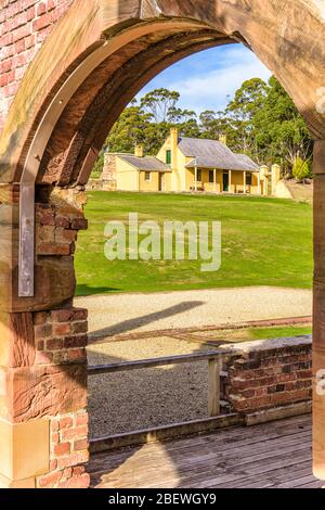 Smith O'Brian's Cottage vom Torbogen des Krankenhauses in Port Arthur aus gesehen, eine historische Siedlung von Strafkolonien in Tasmanien. Stockfoto