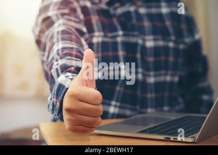 Der Geschäftsmann zeigt den Daumen hoch Stockfoto