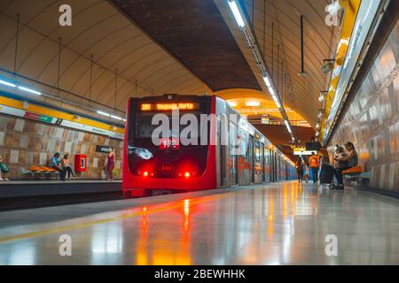 SANTIAGO, CHILE - FEBRUAR 2020: Ein Zug der Metro de Santiago in der Linie 2 Stockfoto