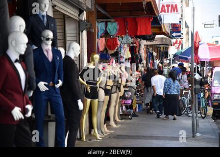 LOS ANGELES, CA/USA - 19. JUNI 2017: Scharen von Käufern verstopfen die Bürgersteige im Los Angeles Fashion District. Stockfoto