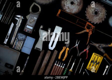 Foto Draufsicht eine riesige Set Sammlung von Arbeitshand und Elektrowerkzeuge viele für das Holz auf schwarzem Hintergrund, Werkzeugset mit Interieur, do-it-yourself Stockfoto