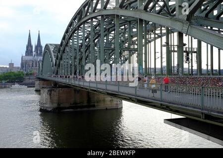 Hohenzoller Brücke über den Rhein mit dem Kölner Dom im Hintergrund.Köln.Deutschland Stockfoto