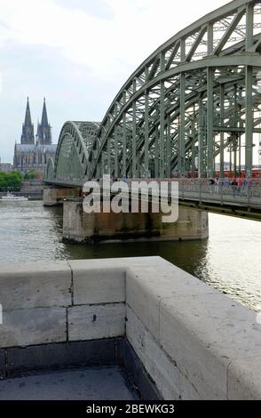 Hohenzoller Brücke über den Rhein mit dem Kölner Dom im Hintergrund.Köln.Deutschland Stockfoto
