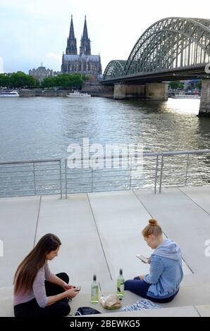 Hohenzoller Brücke über den Rhein mit dem Kölner Dom im Hintergrund.Köln.Deutschland Stockfoto