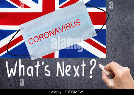 Flagge von Großbritannien mit Einwegmaske und CORONAVIRUS Inschrift. Weltweite COVID-19-Coronavirus-Pandemie Stockfoto