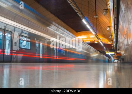 SANTIAGO, CHILE - FEBRUAR 2020: Ein Zug der Metro de Santiago in der Linie 2 Stockfoto