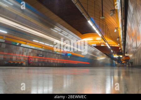 SANTIAGO, CHILE - FEBRUAR 2020: Ein Zug der Metro de Santiago in der Linie 2 Stockfoto