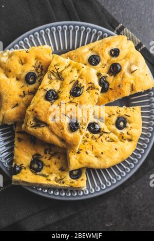 Hausgemachte Italienische Focaccia. Traditionelles italienisches Gebäck mit Oliven auf dem Teller. Draufsicht. Stockfoto