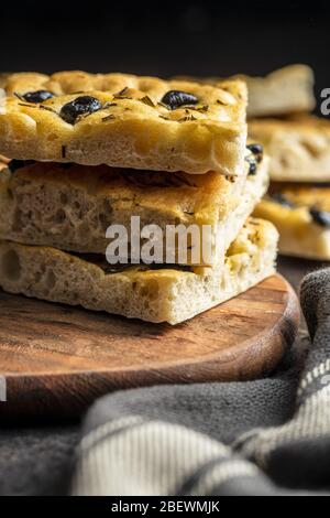 Hausgemachte Italienische Focaccia. Traditionelles italienisches Gebäck mit schwarzen Oliven. Stockfoto