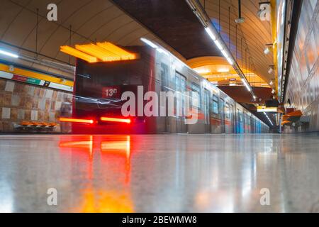 SANTIAGO, CHILE - FEBRUAR 2020: Ein Zug der Metro de Santiago in der Linie 2 Stockfoto