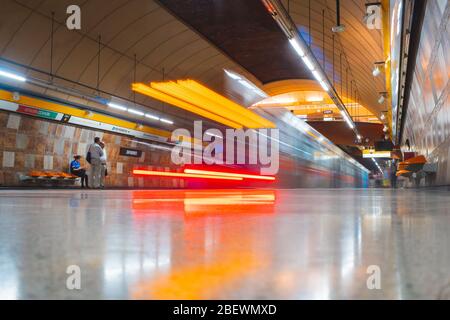 SANTIAGO, CHILE - FEBRUAR 2020: Ein Zug der Metro de Santiago in der Linie 2 Stockfoto