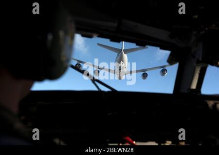 Eine E-3 Sentry, die der 962. Airborne Air Control Squadron-Treibstofftankstelle von einem KC-135R Stratotanker zugewiesen wurde, der dem 168. Flügel, Alaska Air National Guard über Alaska, 10. März 2020 zugewiesen wurde. Die Sentry betankte auf einem Sortie zur hohen Arktis, um die Fähigkeit des North American Aerospace Defense Command zu demonstrieren, Bedrohungen in der Region zu erkennen und seinen Zugang zum nordamerikanischen Luftraum zu demonstrieren. Mitglieder der US Air Force und der Royal Canadian Air Force nahmen am Flug des Flugzeugs für Frühwarnflüge Teil, das ungefähr neun Stunden dauerte und 1,700 Seemeilen nördlich von Joint B zurückgelegt wurde Stockfoto