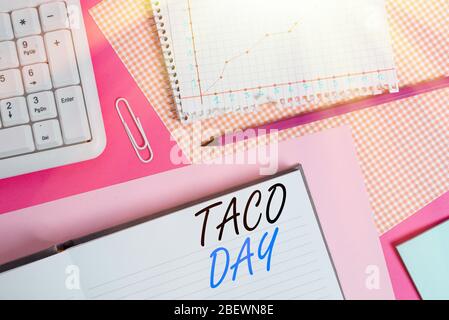 Konzeptionelle Handschrift zeigt Taco Day. Konzept Bedeutung feierlichen Tag, der zum Verbrauch von Tacos in den USA Schreibgeräte und compu fördert Stockfoto