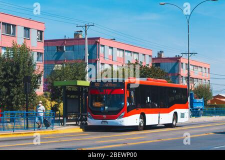 SANTIAGO, CHILE - DEZEMBER 2019: Eine rote Movilidad (Ex Transantiago) in Estación Centrla Stockfoto