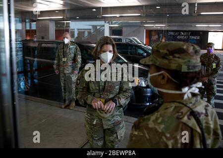 Manhattan, Vereinigte Staaten Von Amerika. April 2020. NEW YORK (14. April 2020) LT. Gen. Laura Richardson, kommandierender General der US Army North, wird für COVID-19 vor dem Betreten der Javits New York Medical Station, 12. April 2020, gescreent. Zur Unterstützung der COVID-19-Reaktion des Verteidigungsministeriums leistet das U.S. Northern Command durch die US Army North militärische Unterstützung für die Federal Emergency Management Agency, um bedürftigen Gemeinden zu helfen. Quelle: Storms Media Group/Alamy Live News Stockfoto