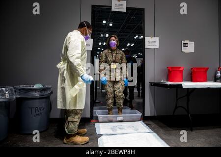 Manhattan, Vereinigte Staaten Von Amerika. April 2020. NEW YORK (14. April 2020) Generalleutnant Laura Richardson, Kommandant der US Army North, betritt die persönliche Schutzausrüstung, die an der Javits New York Medical Station, 12. April 2020, aufgeht. Zur Unterstützung der COVID-19-Reaktion des Verteidigungsministeriums leistet das U.S. Northern Command durch die US Army North militärische Unterstützung für die Federal Emergency Management Agency, um bedürftigen Gemeinden zu helfen. Quelle: Storms Media Group/Alamy Live News Stockfoto