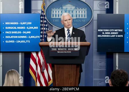 Washington, Vereinigte Staaten Von Amerika. April 2020. Vizepräsident Mike Pence hält seine Ausführungen während einer Coronavirus-Update-Briefing am Dienstag, 7. April 2020, im James S. Brady Press Briefing Room des Weißen Hauses. Personen: Vice President Mike Pence Credit: Storms Media Group/Alamy Live News Stockfoto