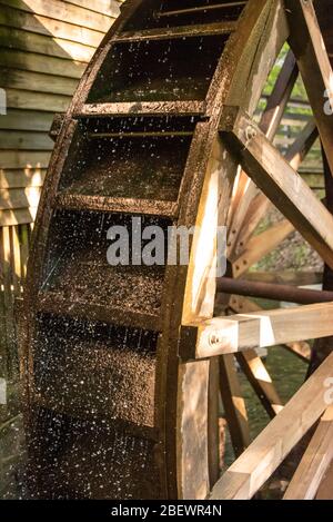 Jahrhundertealte Holzmühle mit Wasserrad im Stone Mountain Park in Atlanta, Georgia. Die Mühle wurde ursprünglich in Ellijay, Georgia, gegründet. Stockfoto