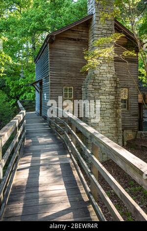 Jahrhundertealte Holzmühle mit Wasserrad im Stone Mountain Park in Atlanta, Georgia. Die Mühle wurde ursprünglich in Ellijay, Georgia, gegründet. Stockfoto