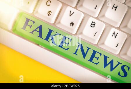 Handschrift Text Schreiben Fake News. Konzeptionelle Foto falsche Informationen veröffentlichen unter dem Deckmantel der authentischen Nachrichten Stockfoto