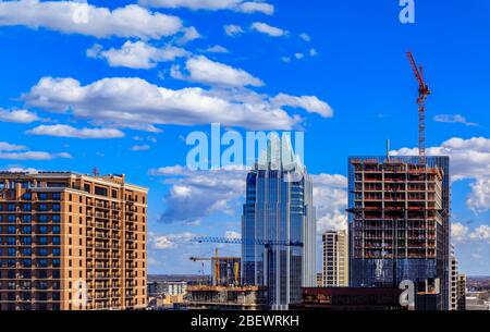 Austin, Texas, USA - 28. Januar 2020: Moderne Wolkenkratzer-Gebäude, Büros von Technologiefirmen in der Innenstadt mit dem berühmten Frost Bank Tower im Hintergrund Stockfoto