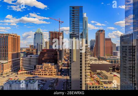 Austin, Texas, USA - 28. Januar 2020: Moderne Wolkenkratzer-Gebäude, Büros von Technologiefirmen in der Innenstadt mit dem berühmten Frost Bank Tower im Hintergrund Stockfoto