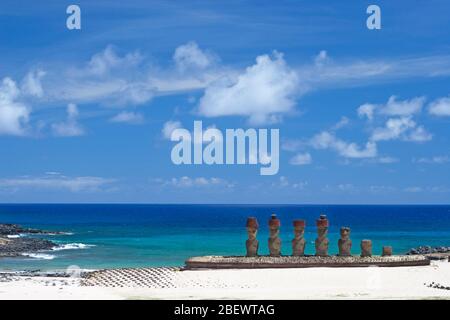 AHU Nao-Nao, eine Steinplattform mit 7 Moai am weißen Sandstrand von Anakena mit Blick auf den Pazifischen Ozean im Rapa Nui Nationalpark Stockfoto